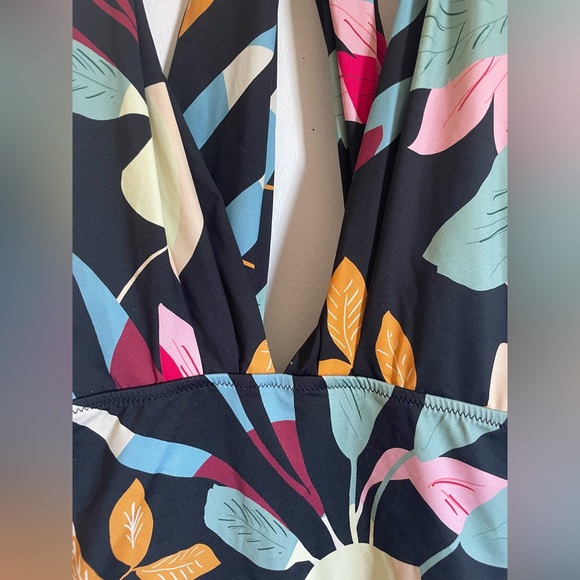 Floral Deep Plunge Swimsuit - Picture 4 of 5